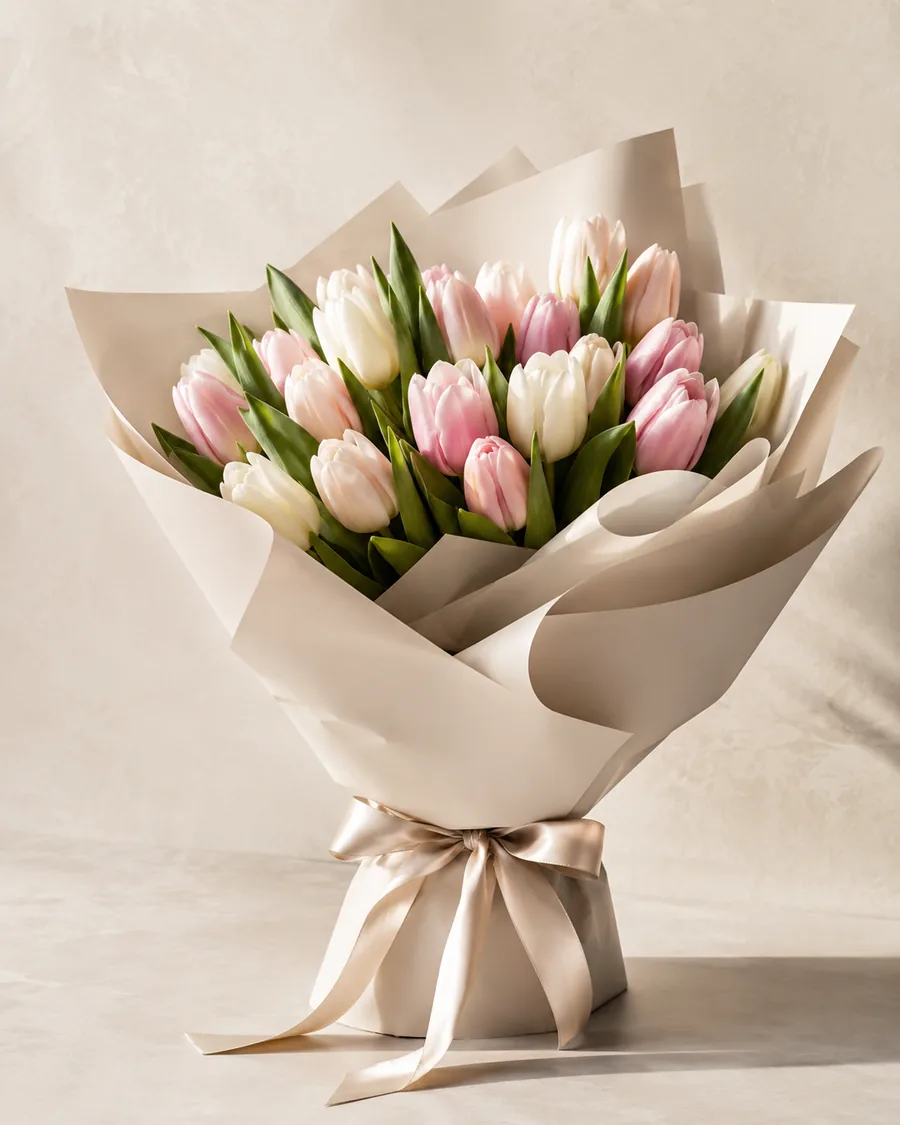 Bouquet de tulipes rose poudré et blanches, emballage kraft et ruban de satin.